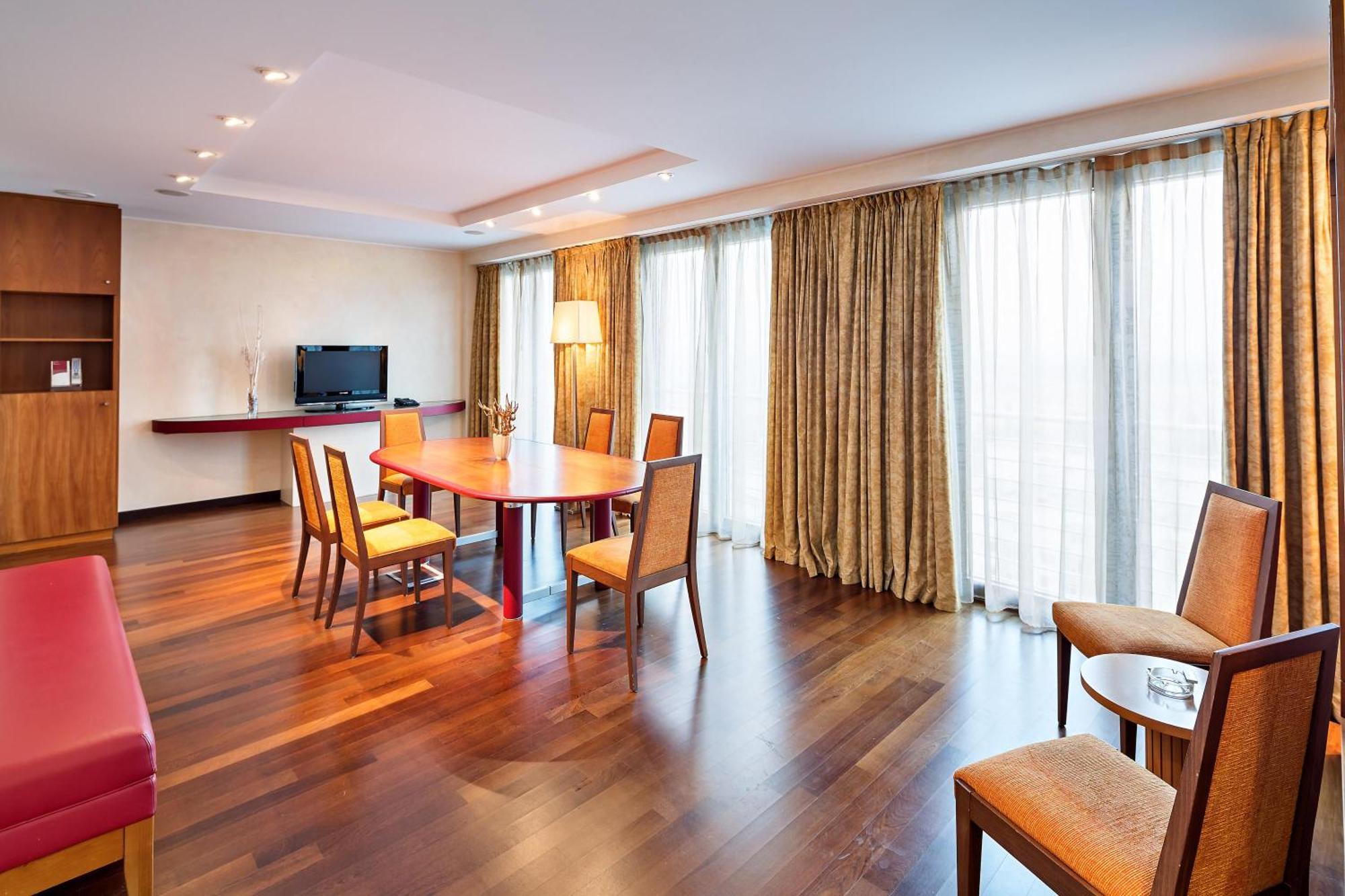 One-Bedroom King Suite